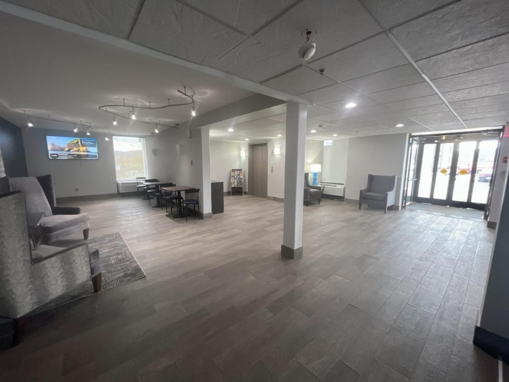 Comfort Inn & Suites Image 18
